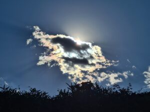 Jeux de couleurs d'un nuage avec le soleil